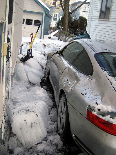 падение снега на машину