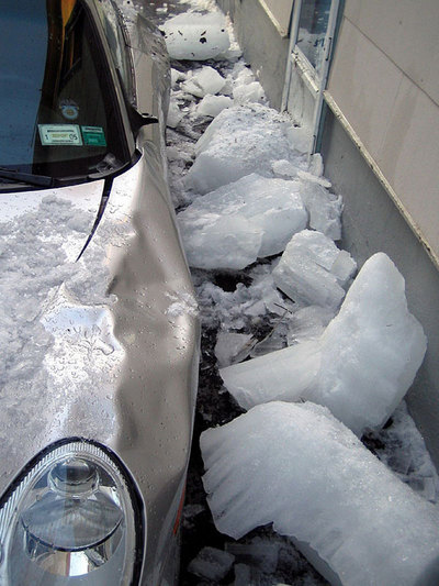 падение снега на машину
